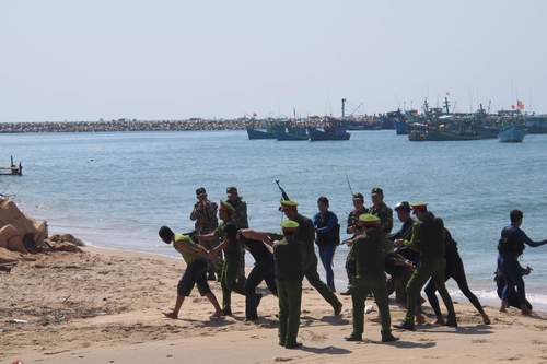 Lực lượng đặc nhiệm áp giải các đối tượng khủng bố lên bờ trong diễn tập